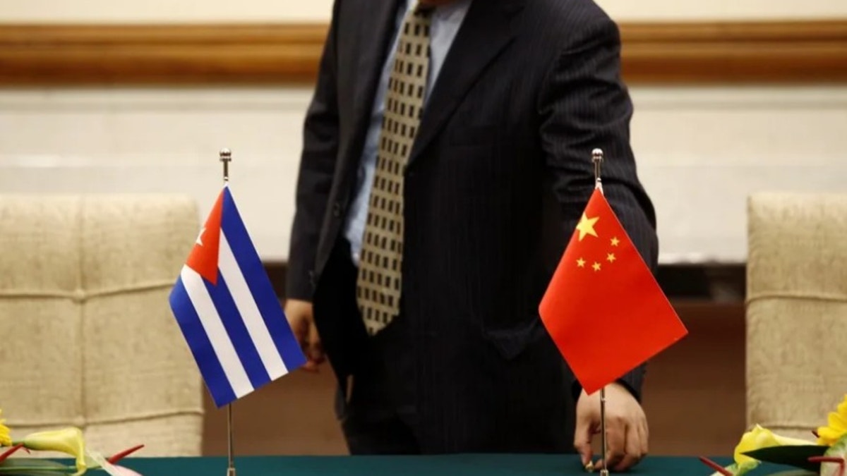 China acusa a "políticos estadounidenses" de atacar sin fundamento su cooperación con Cuba
