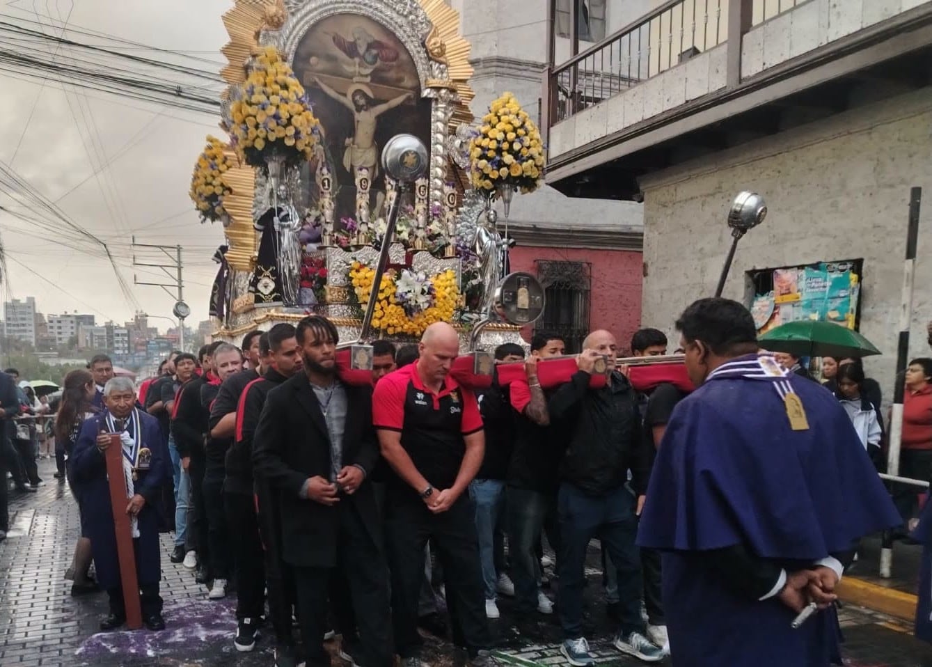 Jugadores de Melgar cargaron la anda del Señor de los Milagros en la última procesión