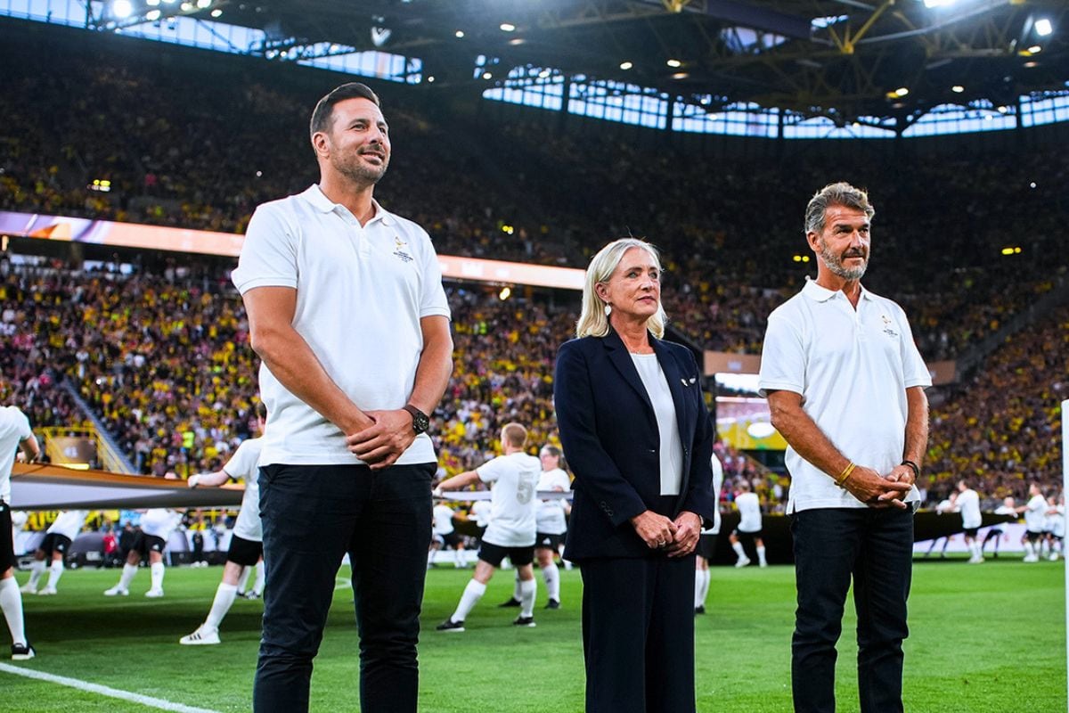 Claudio Pizarro presente en ceremonia de la Supercopa de Alemania [VIDEO]