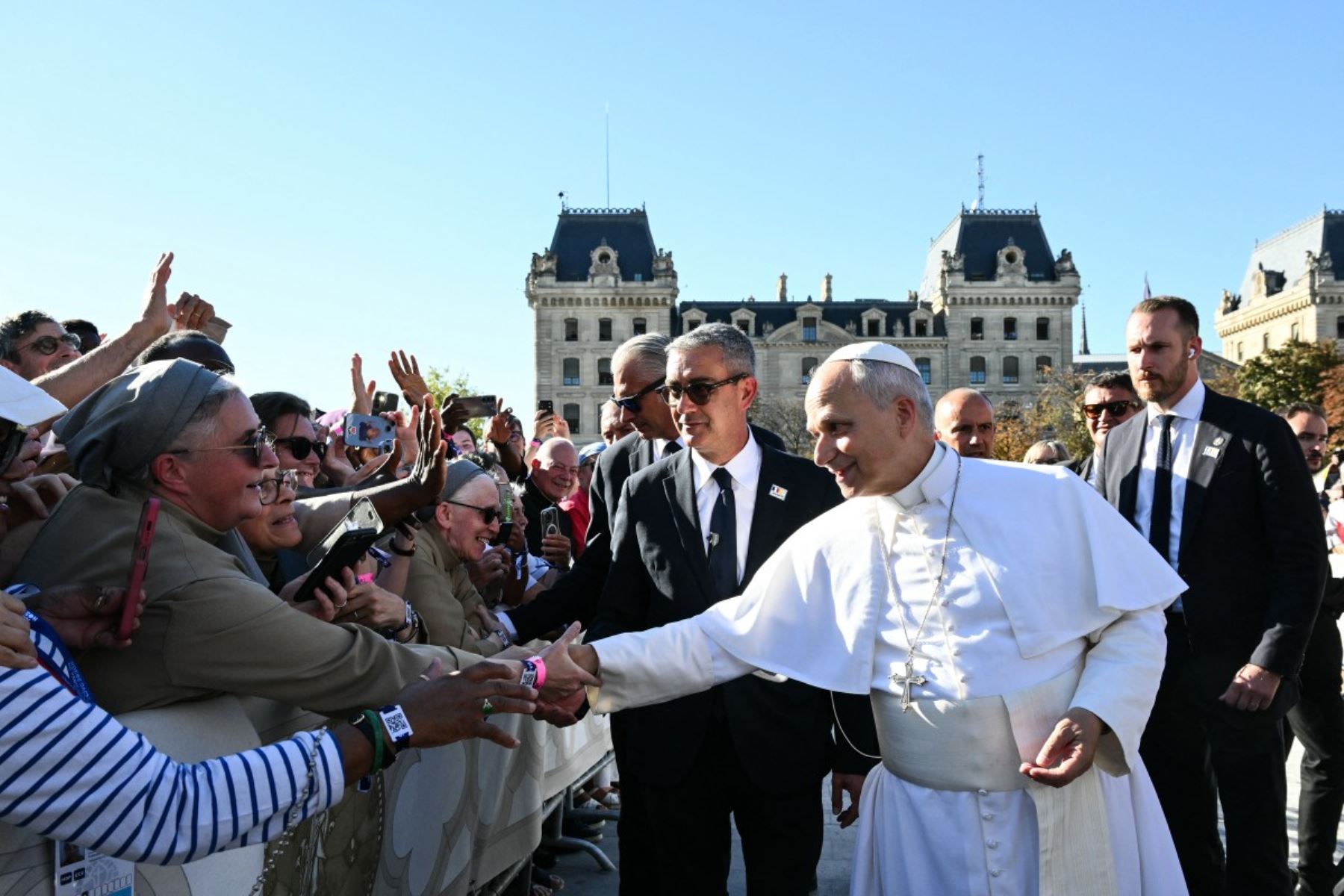"¡Viva León!", las calles de París vibran con el Papa León XIV