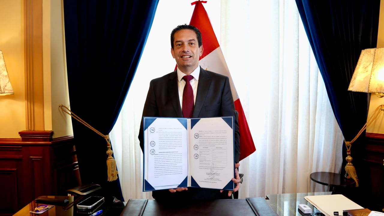 Senado firma autógrafa que delega facultades legislativas al Ejecutivo
