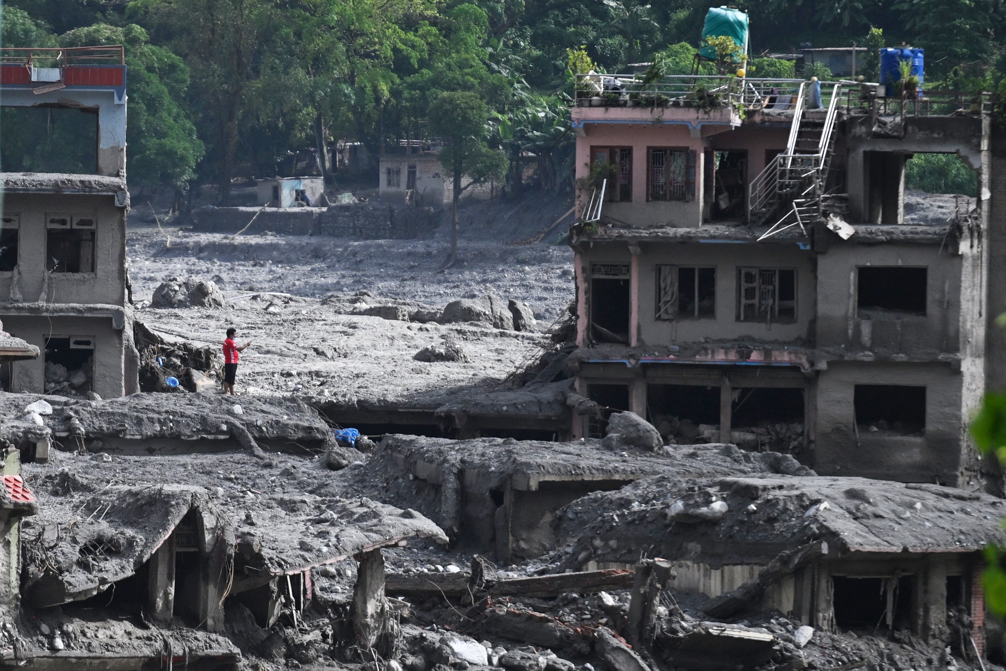 La avalancha entre Nepal y China deja ya más de 1.000 muertos y casi 4.500 desaparecidos