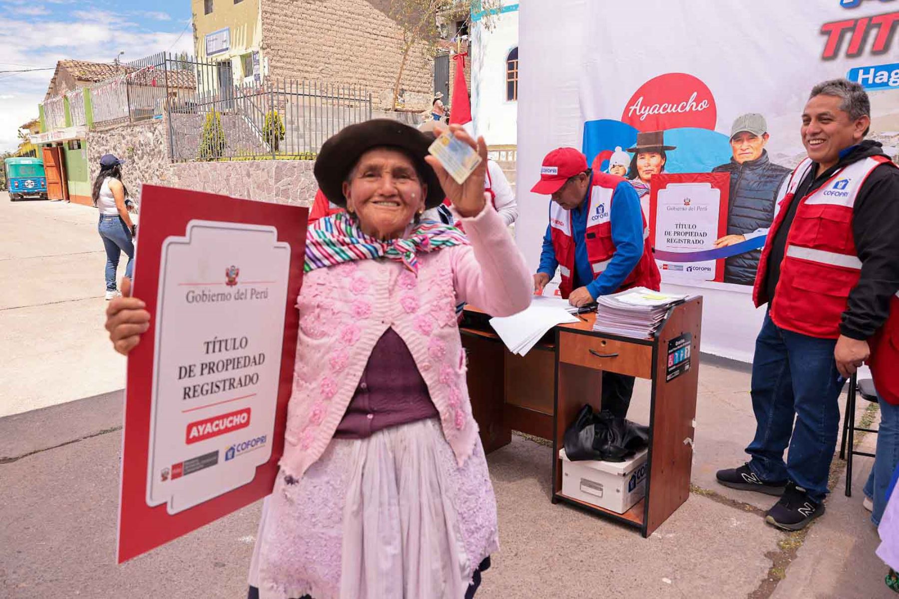Gobierno entrega más de 8,000 títulos y acelera formalización de terrenos en Ayacucho