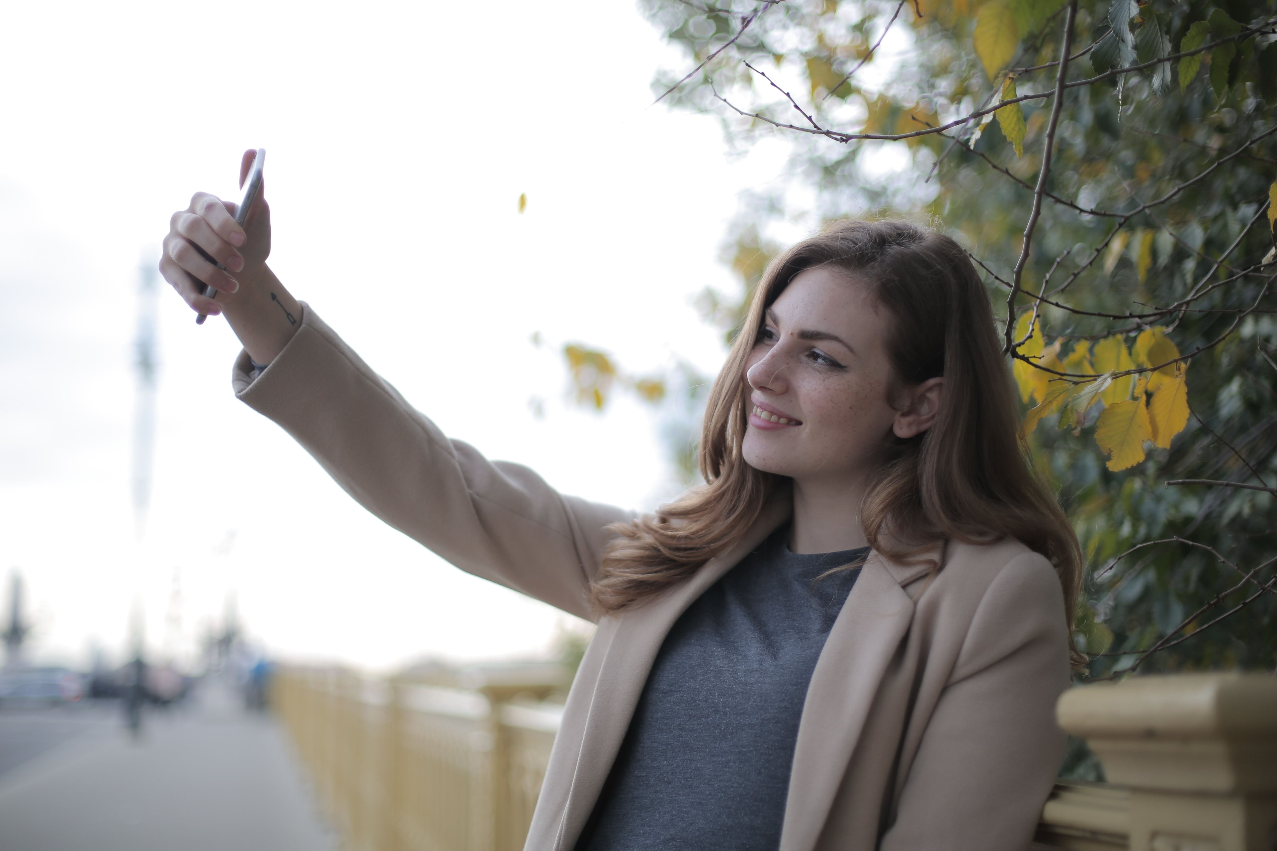 Los expertos en psicología coinciden: si acostumbras a tomarte selfies a cada momento, puede reflejar una necesidad constante de aprobación