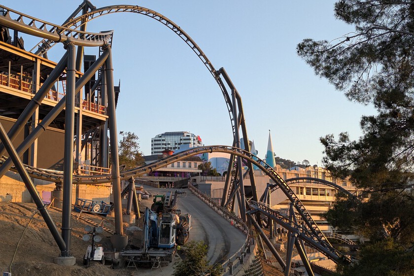 Universal gastó años para construir una montaña rusa silenciosa a 116 km/h. Entonces subieron los pasajeros y empezó el problema