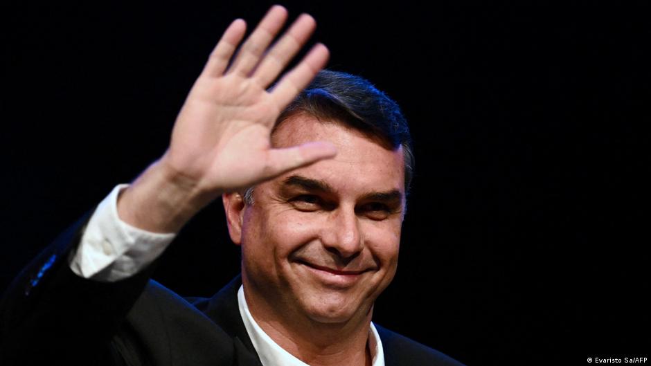 Flávio Bolsonaro viajó a Ecuador desde Argentina tras huir de Brasil