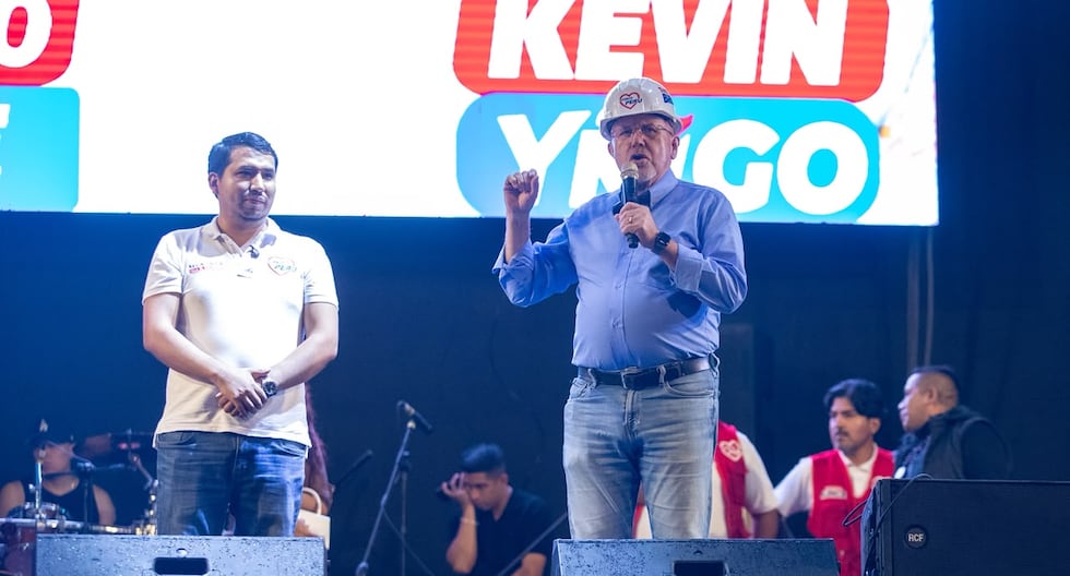 Carlos Bruce culmina actividades de campaña en Villa El Salvador (GALERÍA)
