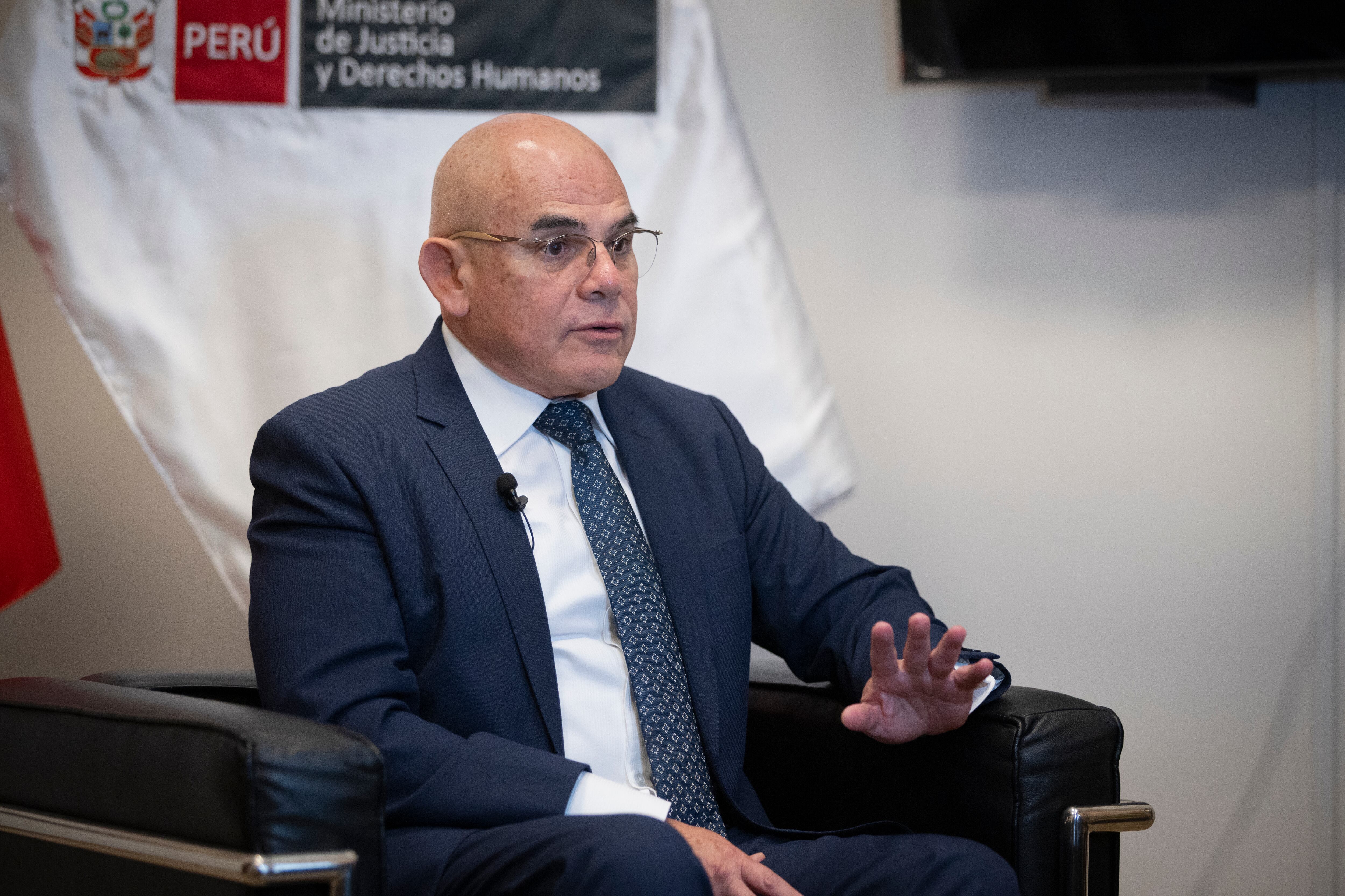 Ministro de Justicia plantea que las FF. AA. controlen el perímetro de los penales