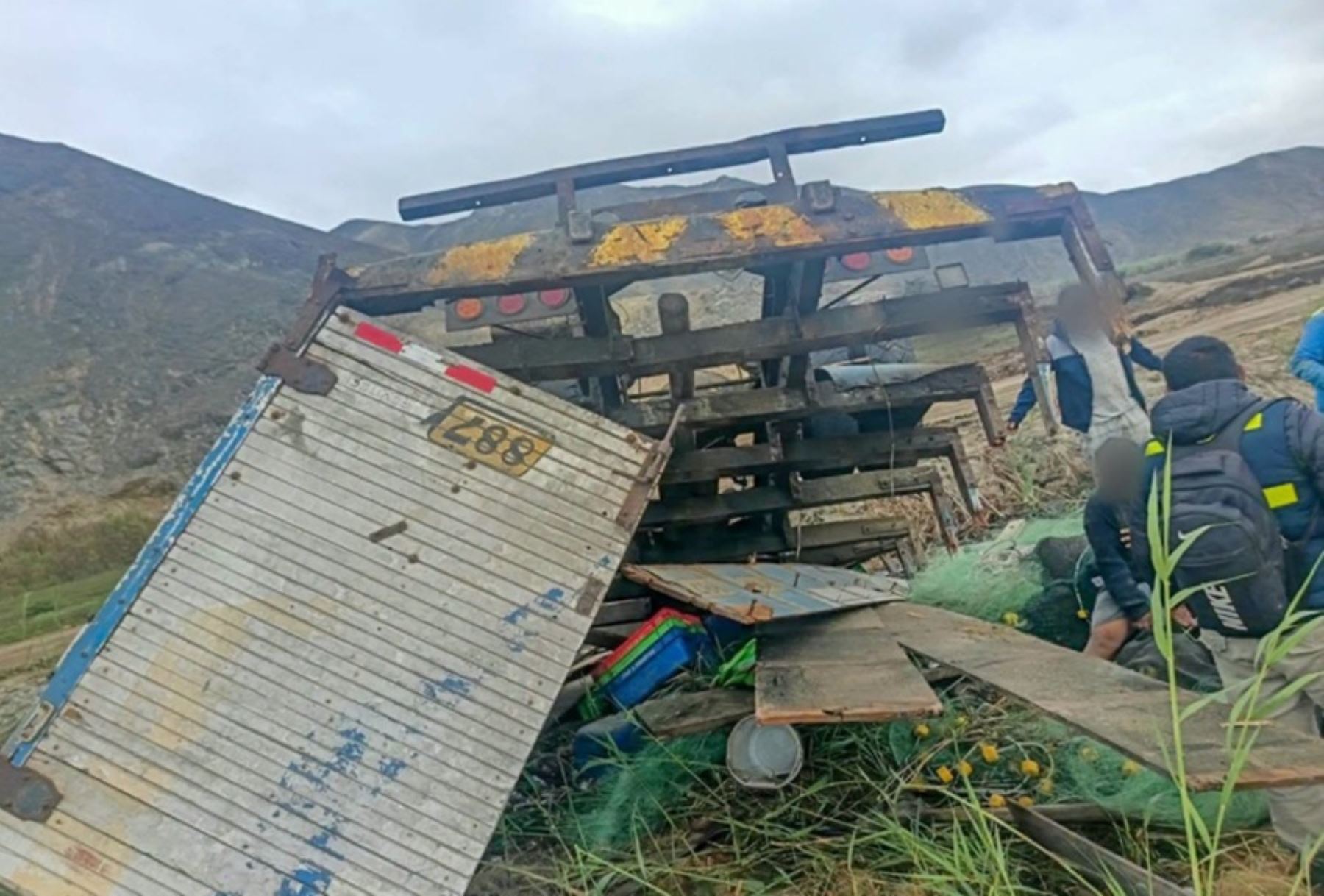 Áncash: 22 personas resultan heridas tras vuelco de camión en la Panamericana Norte