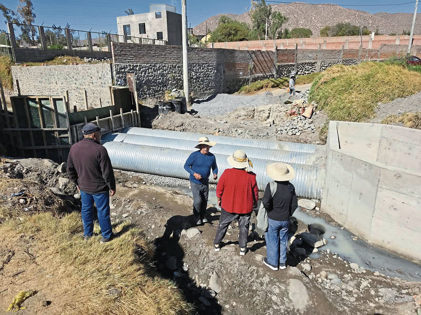 Arequipa: Tres mil vecinos de Socabaya cruzan por aguas servidas