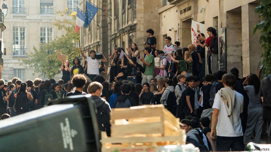 Miles de estudiantes se movilizan en Francia en protestas respaldadas por sindicatos