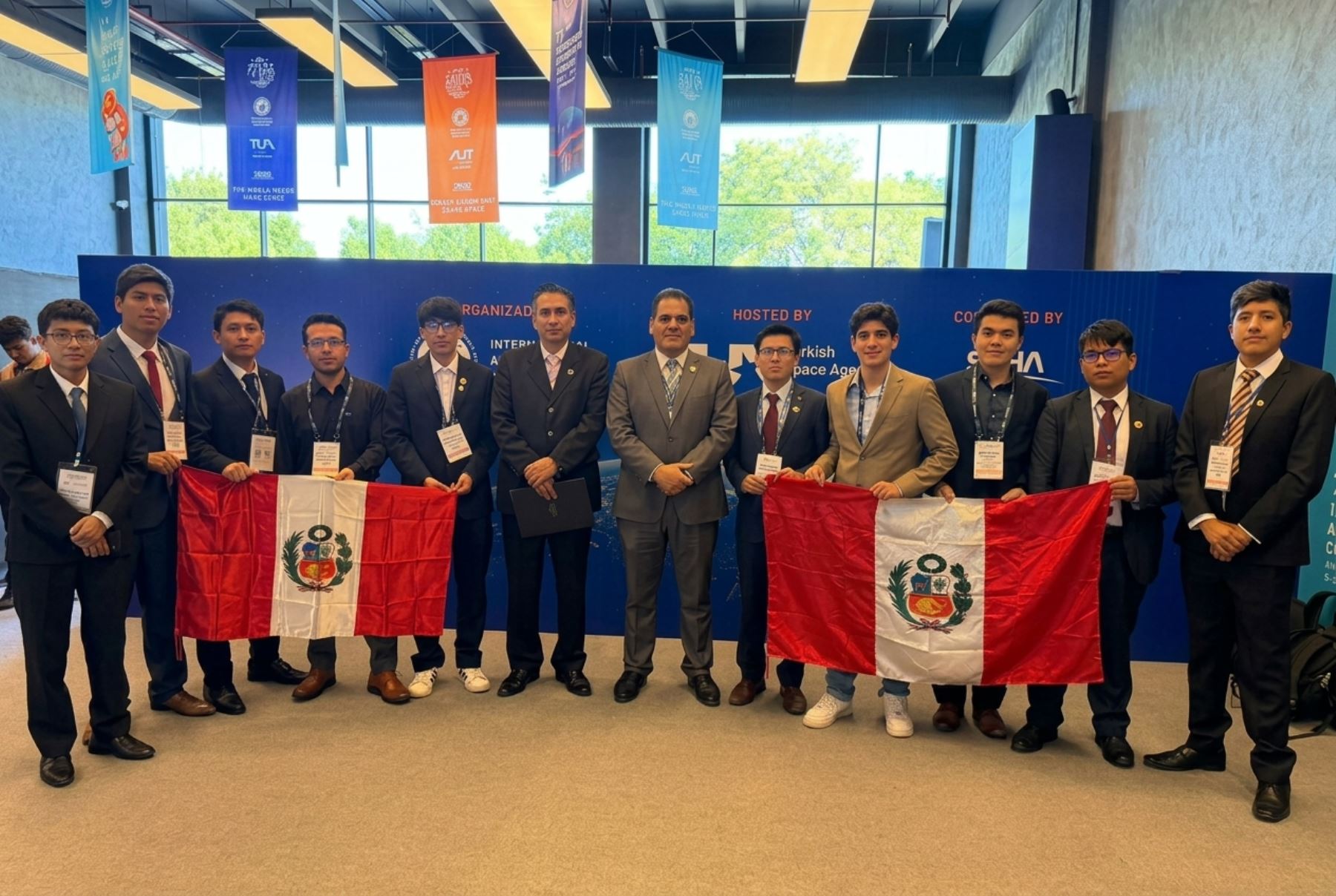 CONIDA sostuvo encuentro con jóvenes peruanos en importante foro espacial en Turquía