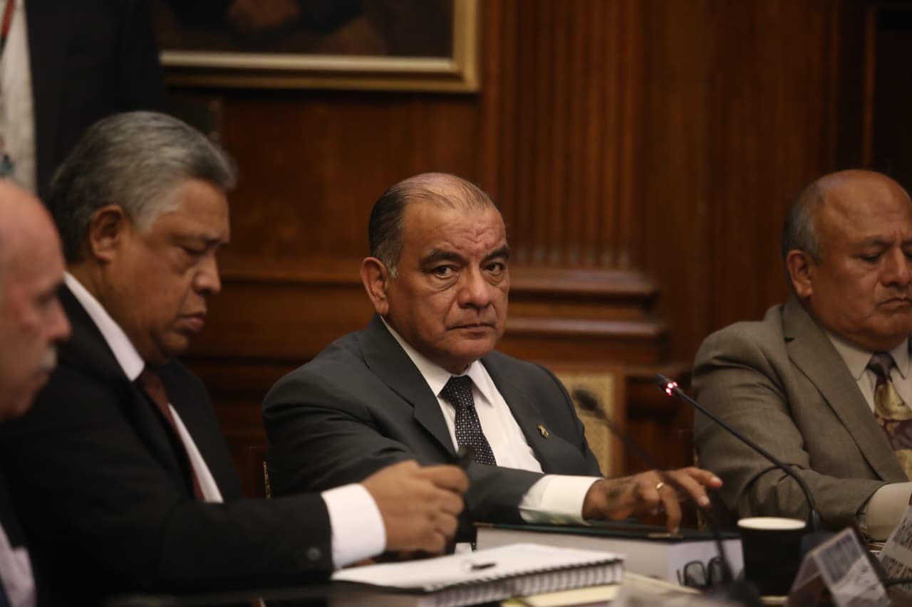 Ministro del Interior dejó prendido su micro ante Comisión de Defensa del Congreso: “¿Cómo hago para leer toda esa huev...?" | VIDEO