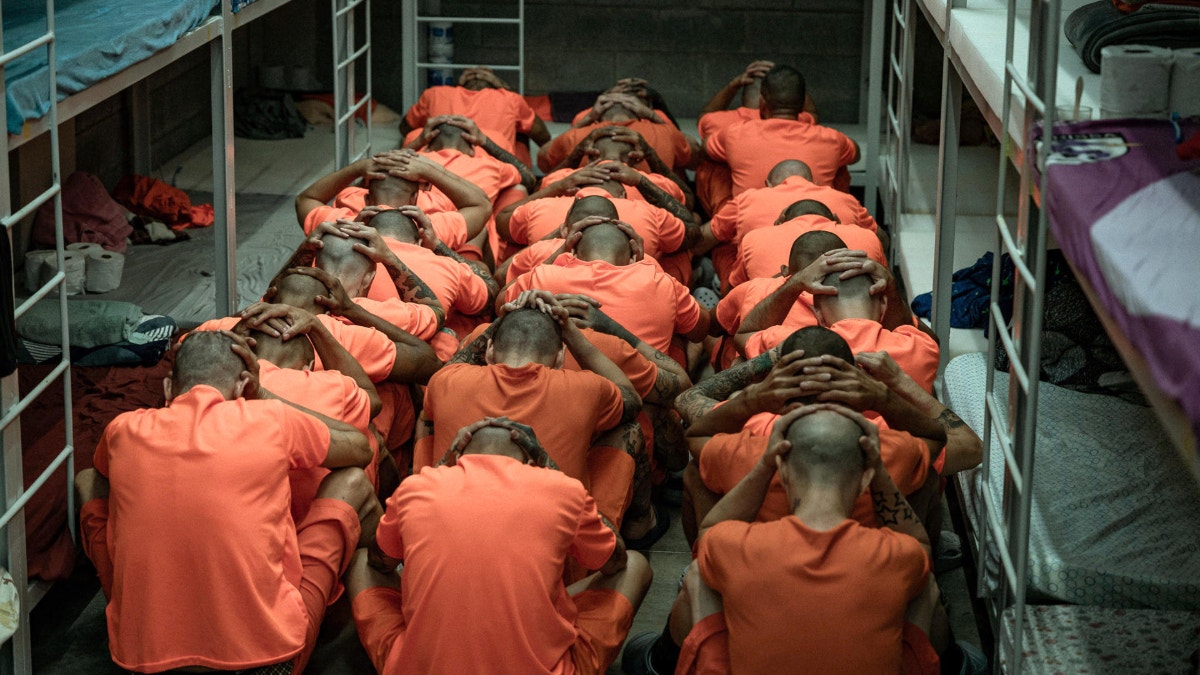 Rapados y con uniformes naranja, Costa Rica comienza el traslado de presos a su megacárcel