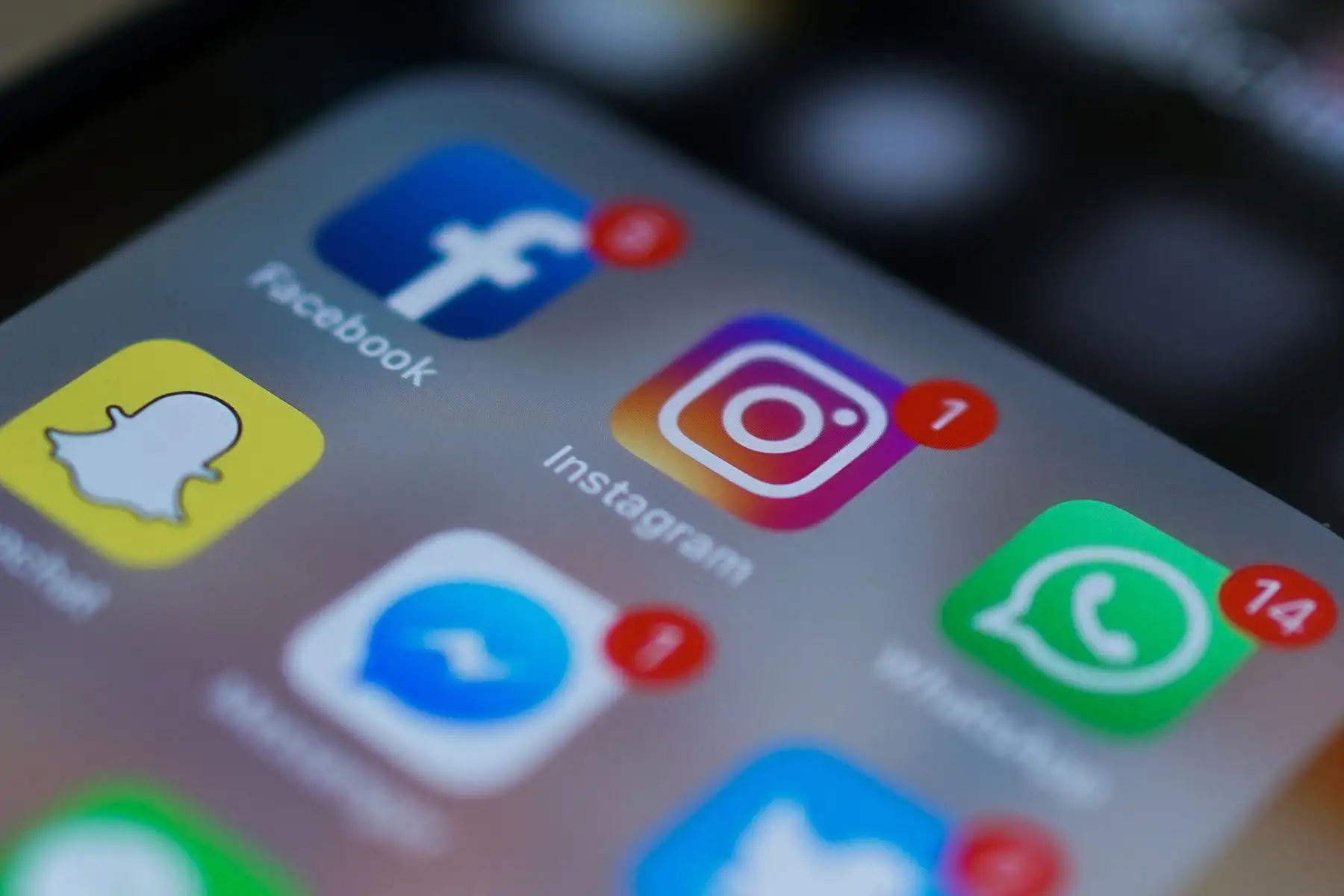 Instagram crea nuevas herramientas para escuelas y estudiantes adolescentes