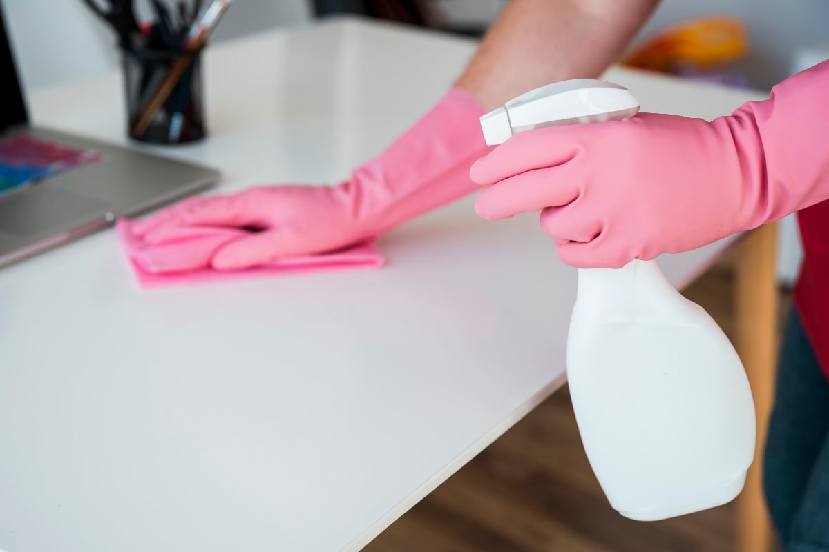 El peligro oculto de limpiar: por qué el olor a fresco en casa podría afectar tus pulmones