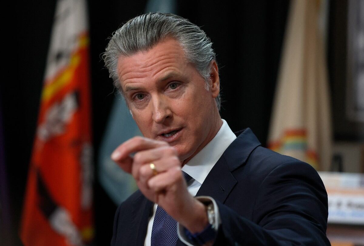 Gobernador de California firma orden ejecutiva para desarrollar “interruptor de apagado” de la IA