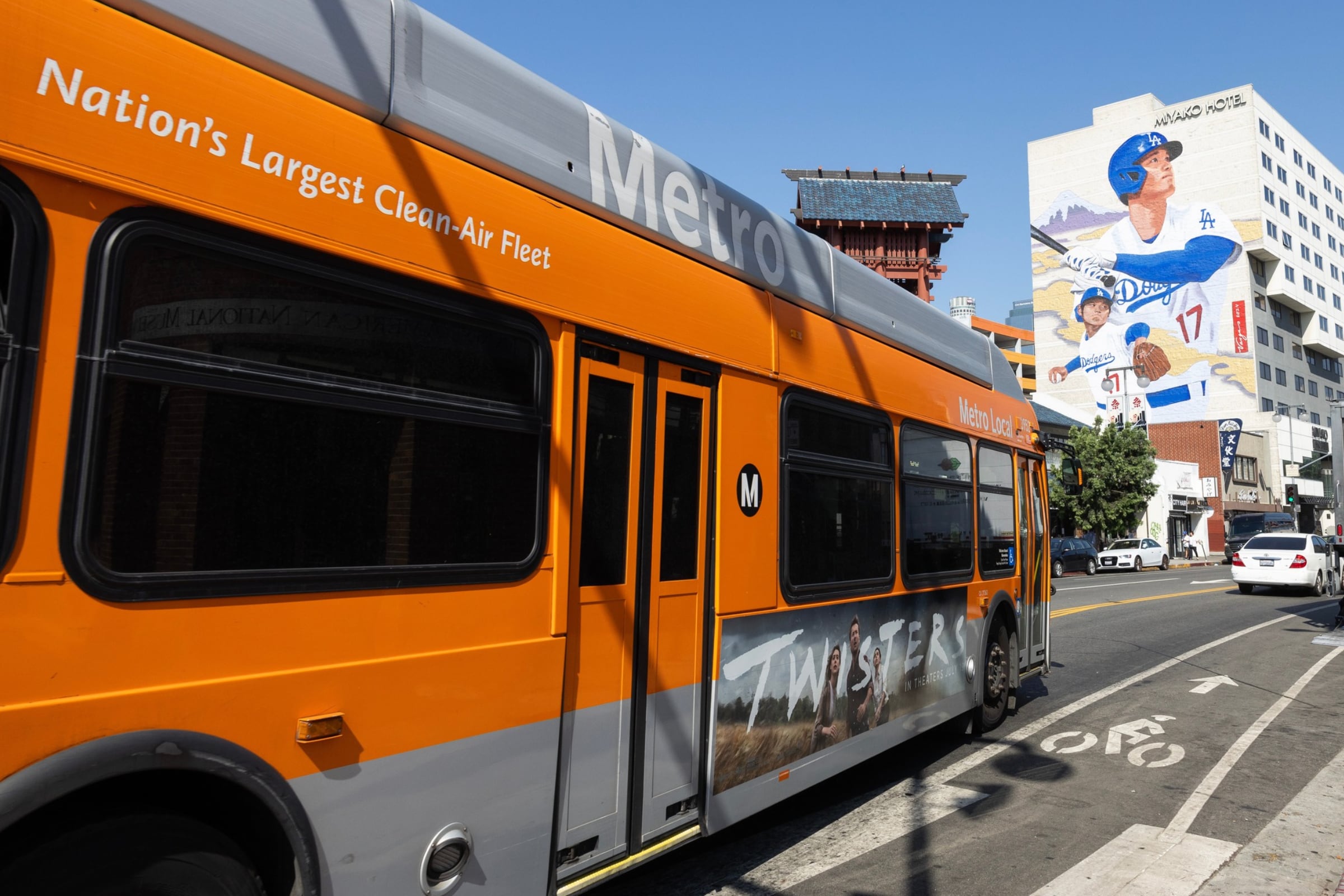 Los Ángeles planea construir carriles para autobuses en transitada avenida: dónde y a quiénes beneficiará