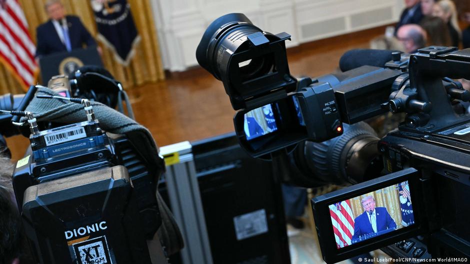 Principales televisoras de EEUU suspenden cobertura a Trump