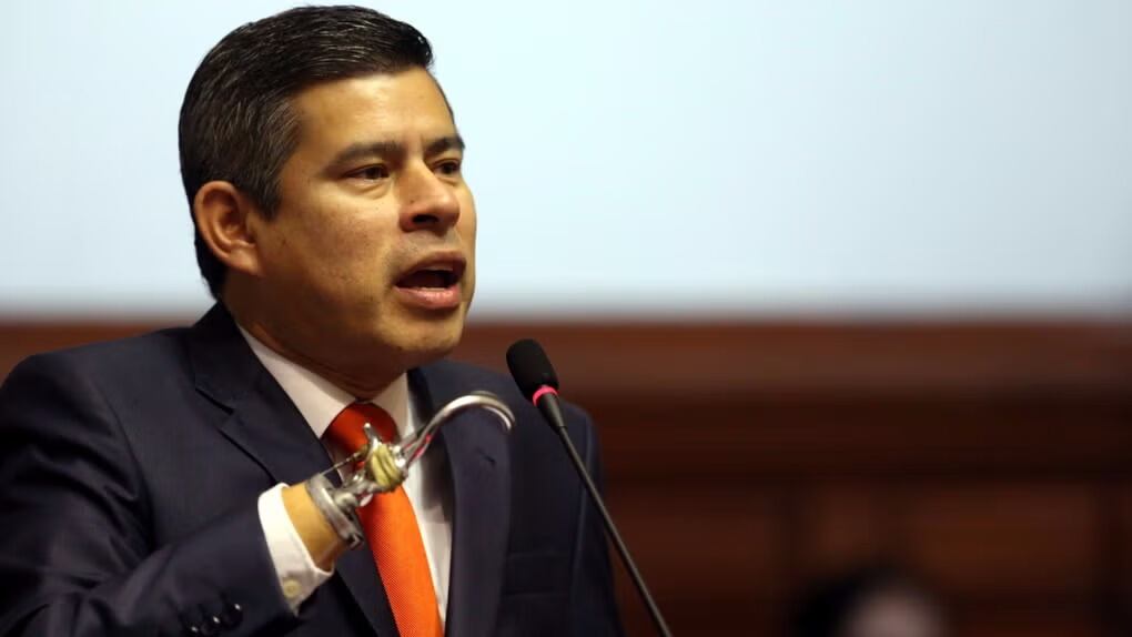 Gobierno detectó S/260 millones en órdenes de servicio y 400 mil kits de uniformes almacenados, según Luis Galarreta