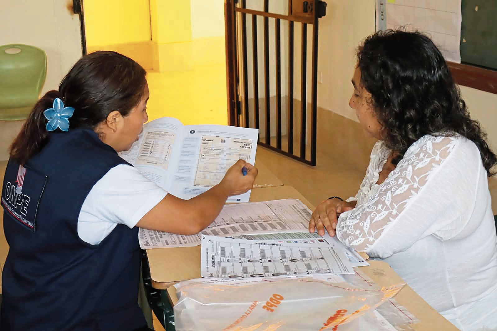 Trujillo: Capacitan a los miembros de mesa