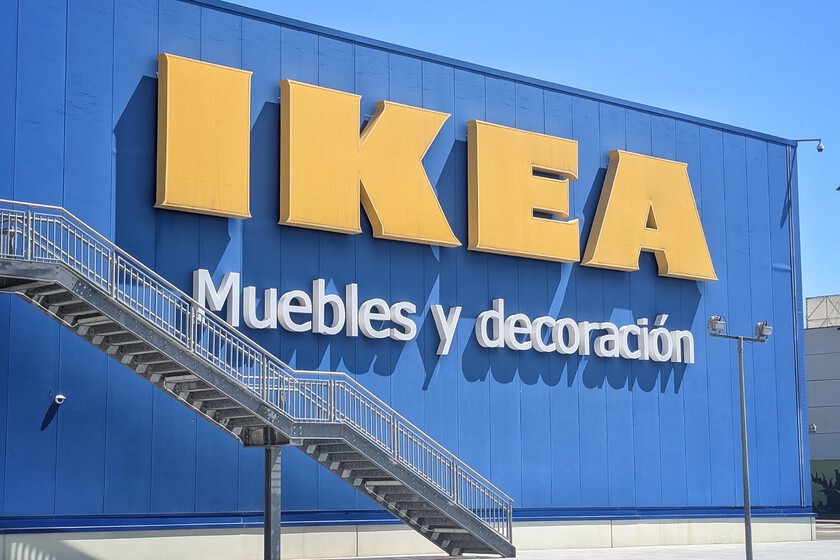 Ikea tiene (ahora rebajada) esta solución ideal para pisos pequeños con la que usar el portátil en el sofá y hasta teletrabajar de pie
