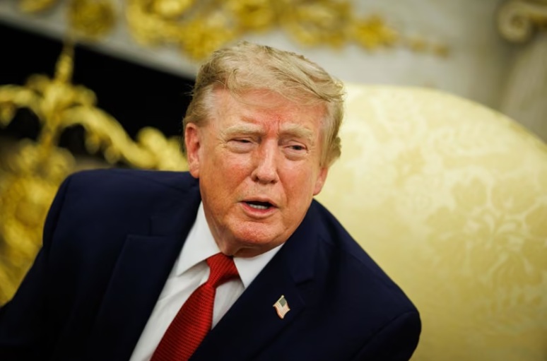 Trump reitera que EEUU tiene un control "casi total" de Ormuz y añade que le da igual si Irán firma un acuerdo