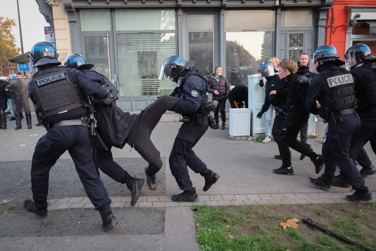 Al menos 296 detenidos en Francia en el tercer sábado de protesta nacional