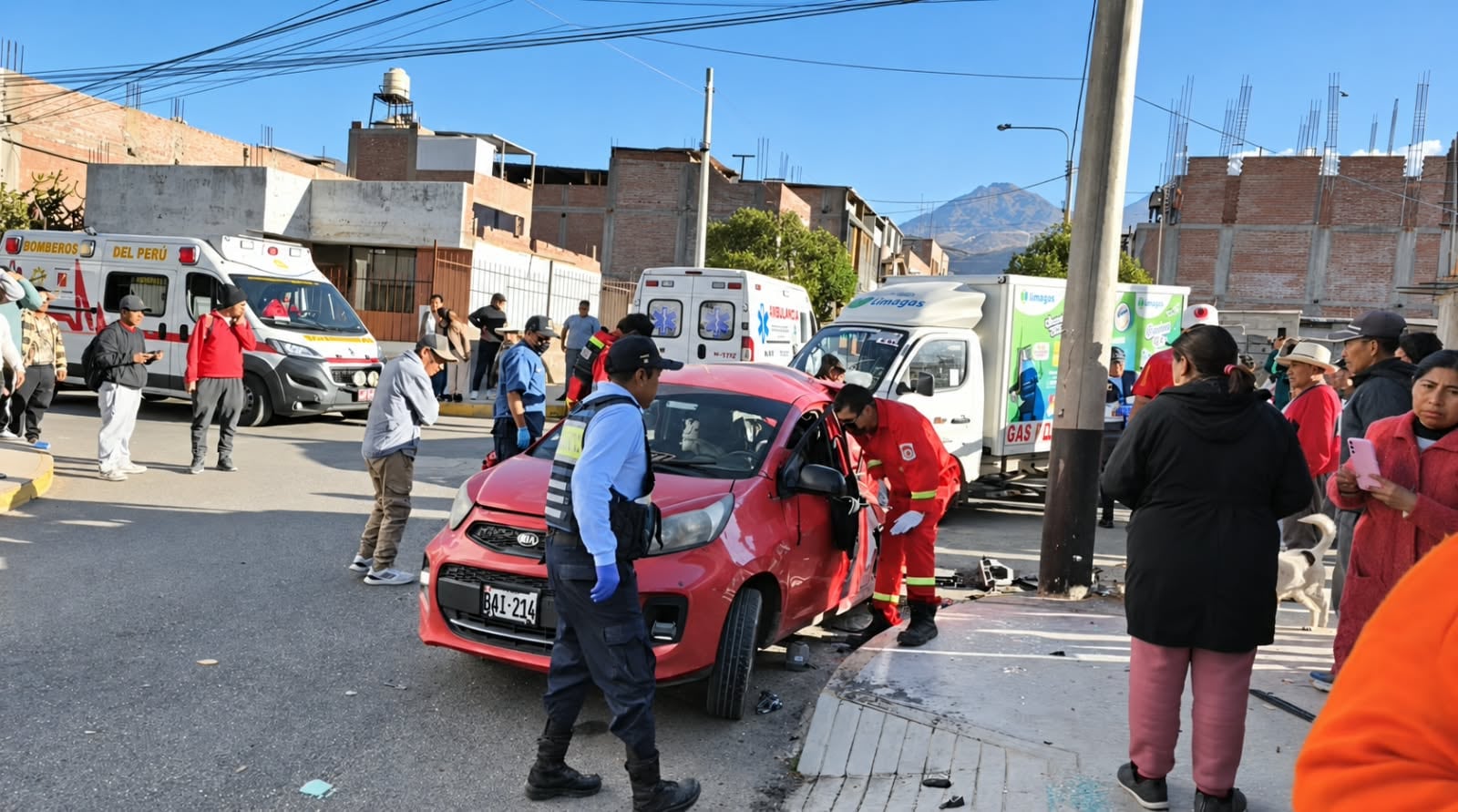 Accidente: Choque entre auto y camión distribuidor de gas deja una joven muerta