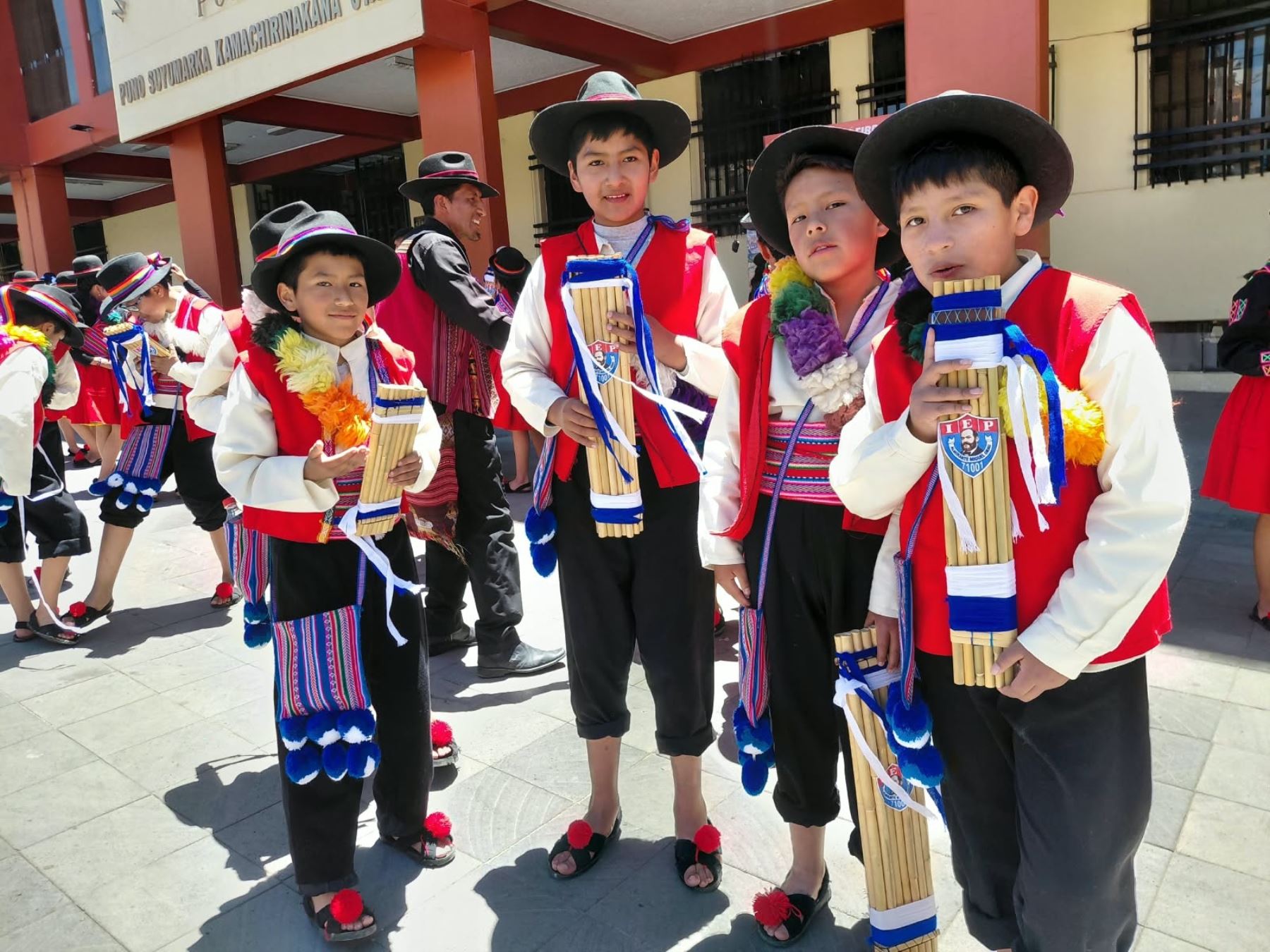 Puno: más de mil estudiantes interpretan tradicional sikuri en concurrido pasacalle