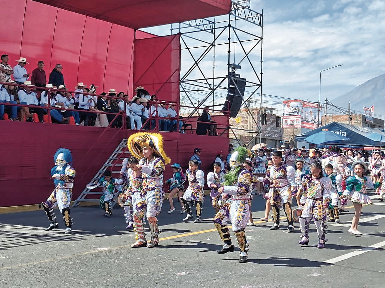 Danzas y tradiciones en corso descentralizado en Cono Norte de Arequipa