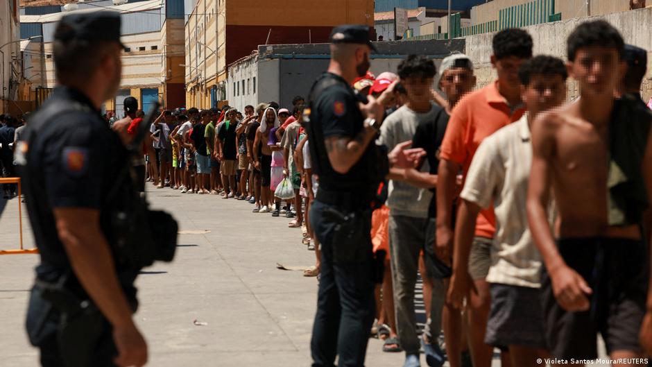 Al menos 5.000 migrantes permanecen en Ceuta tras entrada masiva