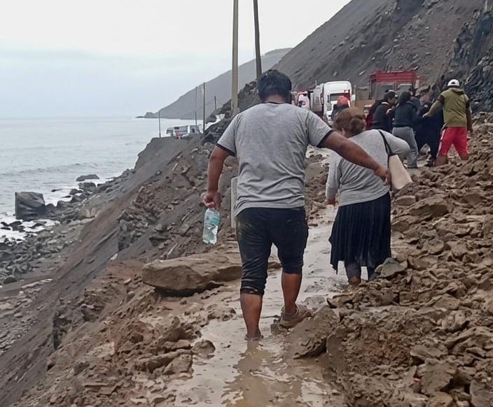 Panamerciana Sur: Mujer muere al cruzar bloqueo de escombros caminando