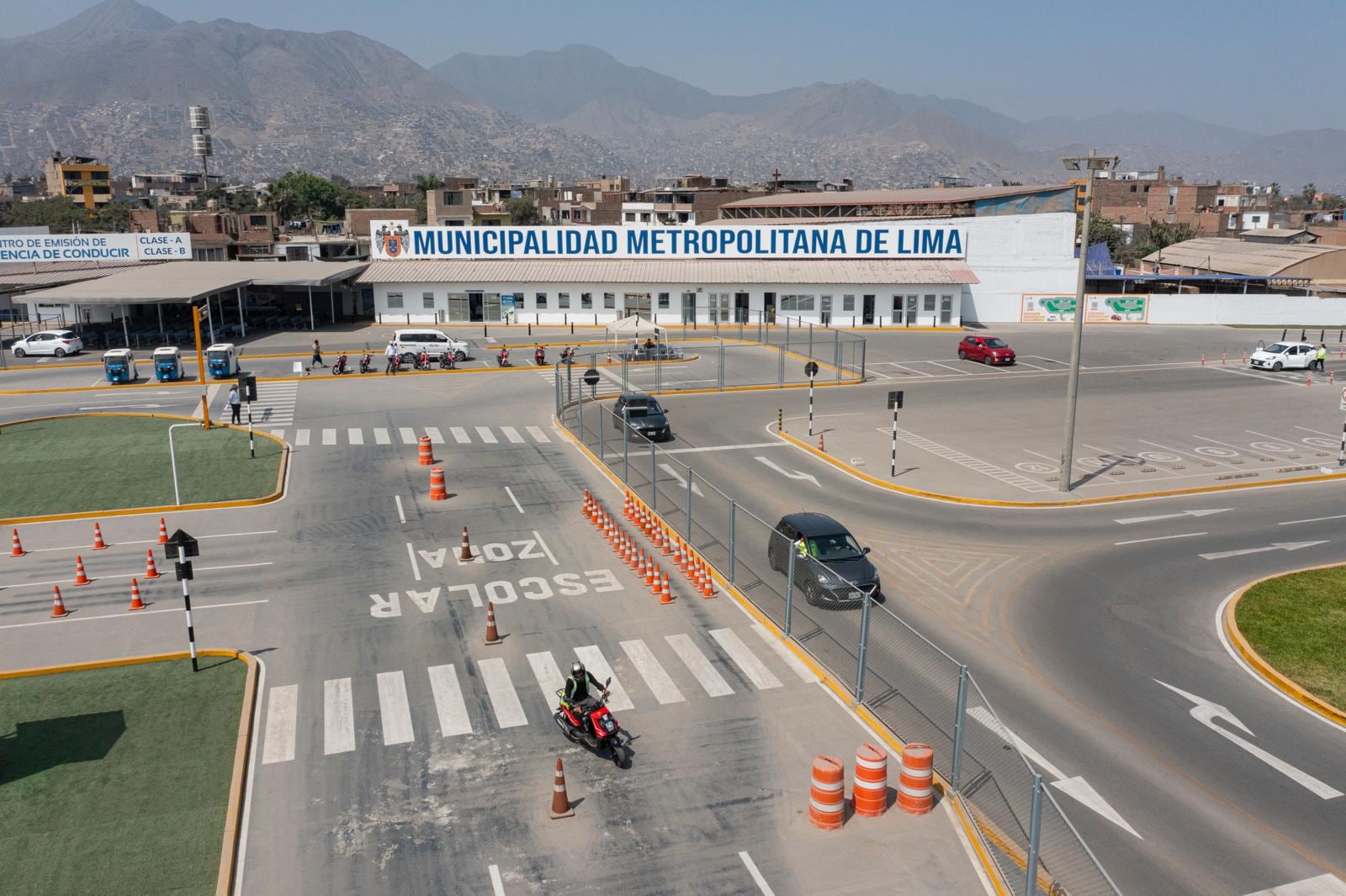 Sin licitación y con largas esperas: Los cuestionamientos al único centro de licencias clase A en Lima