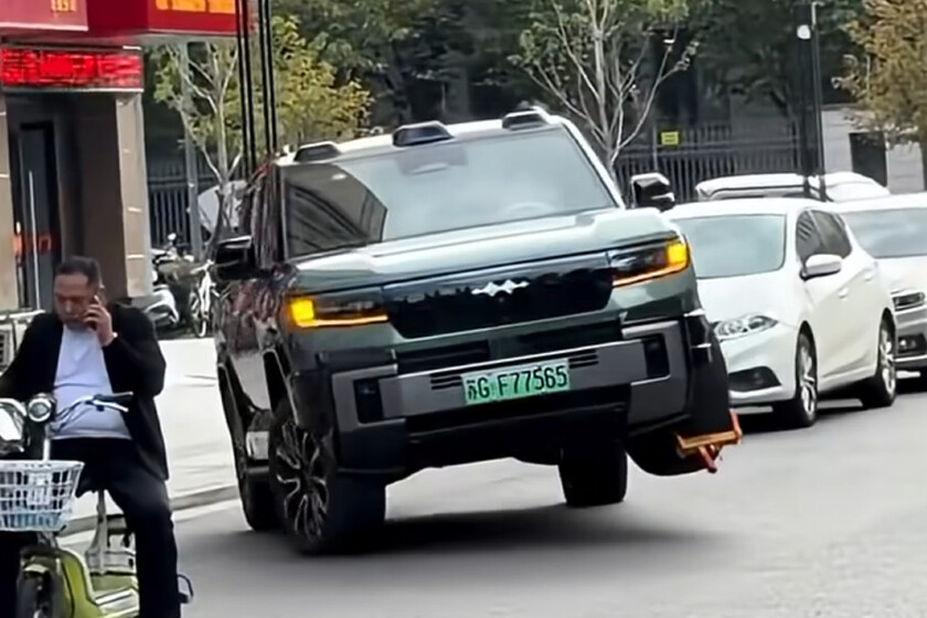 A un conductor de BYD en China le pusieron un cepo y su solución fue conducir con la rueda en el aire