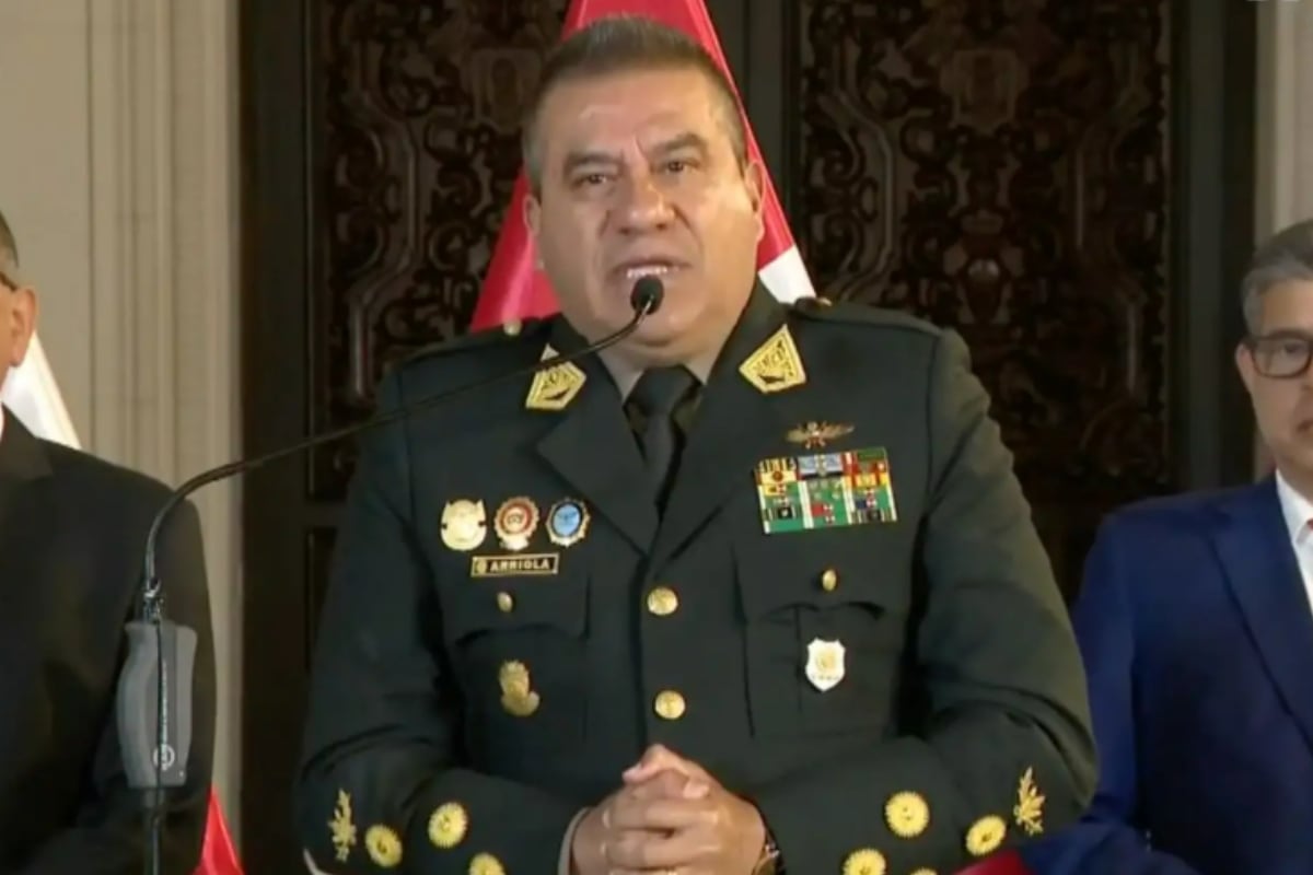 Óscar Arriola renuncia al cargo de comandante general de la Policía Nacional