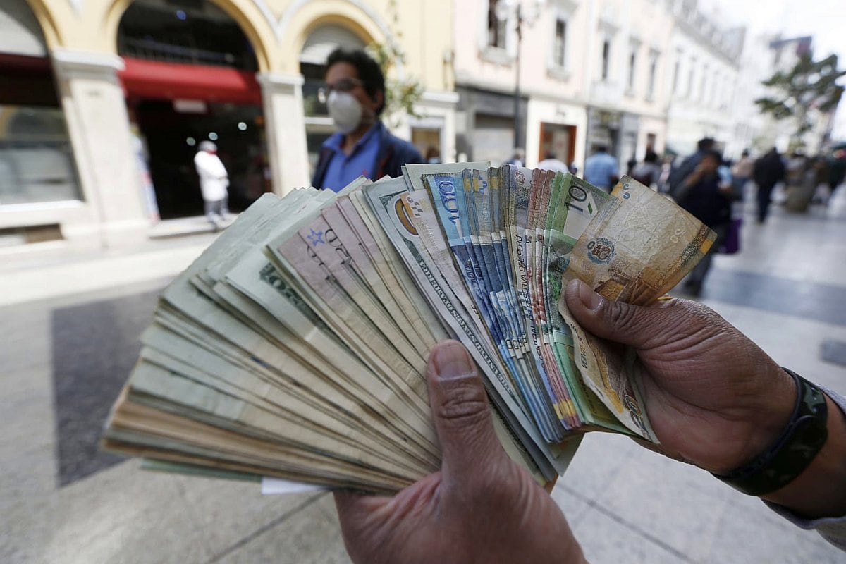 El dólar abre a la baja en S/3,43 pero repunta ante mayor demanda en el mercado local