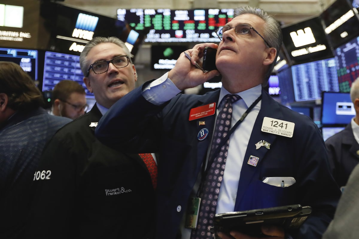 Wall Street cierra en rojo arrastrado por el temor a la IA y la subida del petróleo