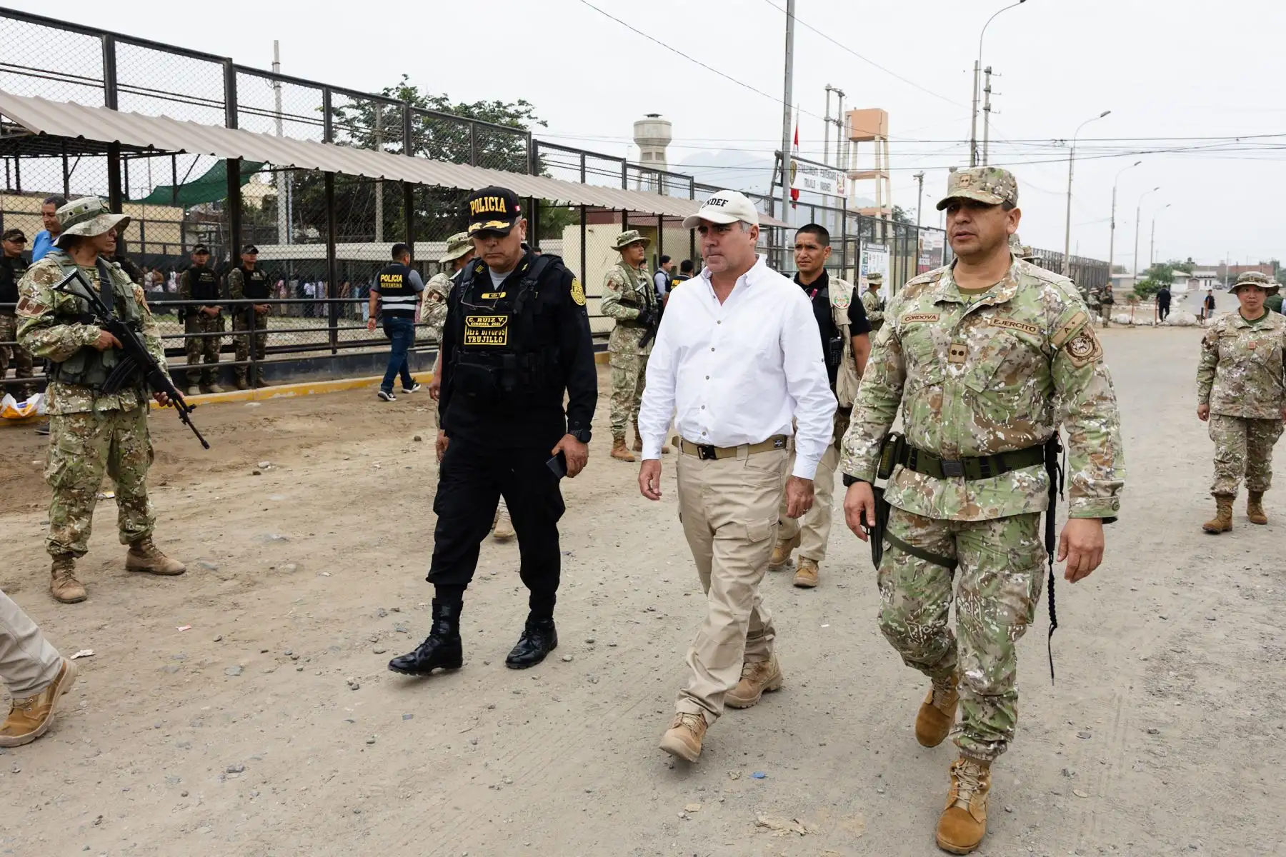 Gobierno moviliza a las FF. AA. a los exteriores de los penales declarados en emergencia
