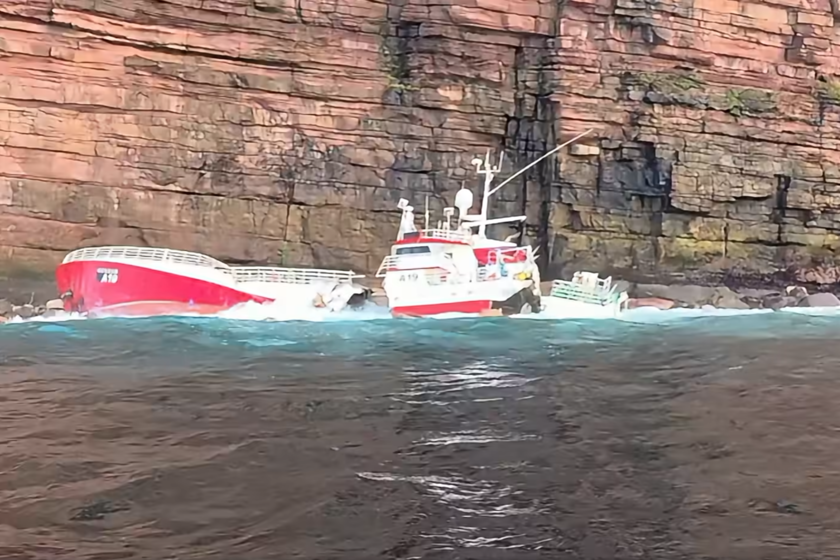 Un pesquero gallego se pasó diez días encallado en Escocia. El mar acabó partiéndolo en tres