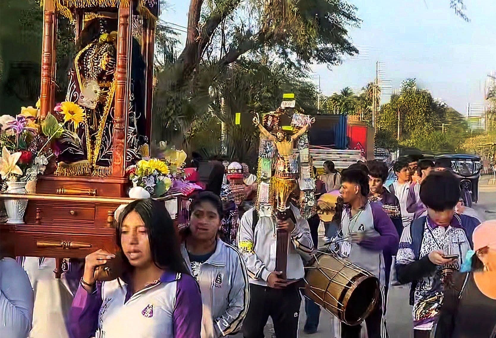 Miles de peregrinos caminan llenos de fe para ver al Cautivo de Ayabaca