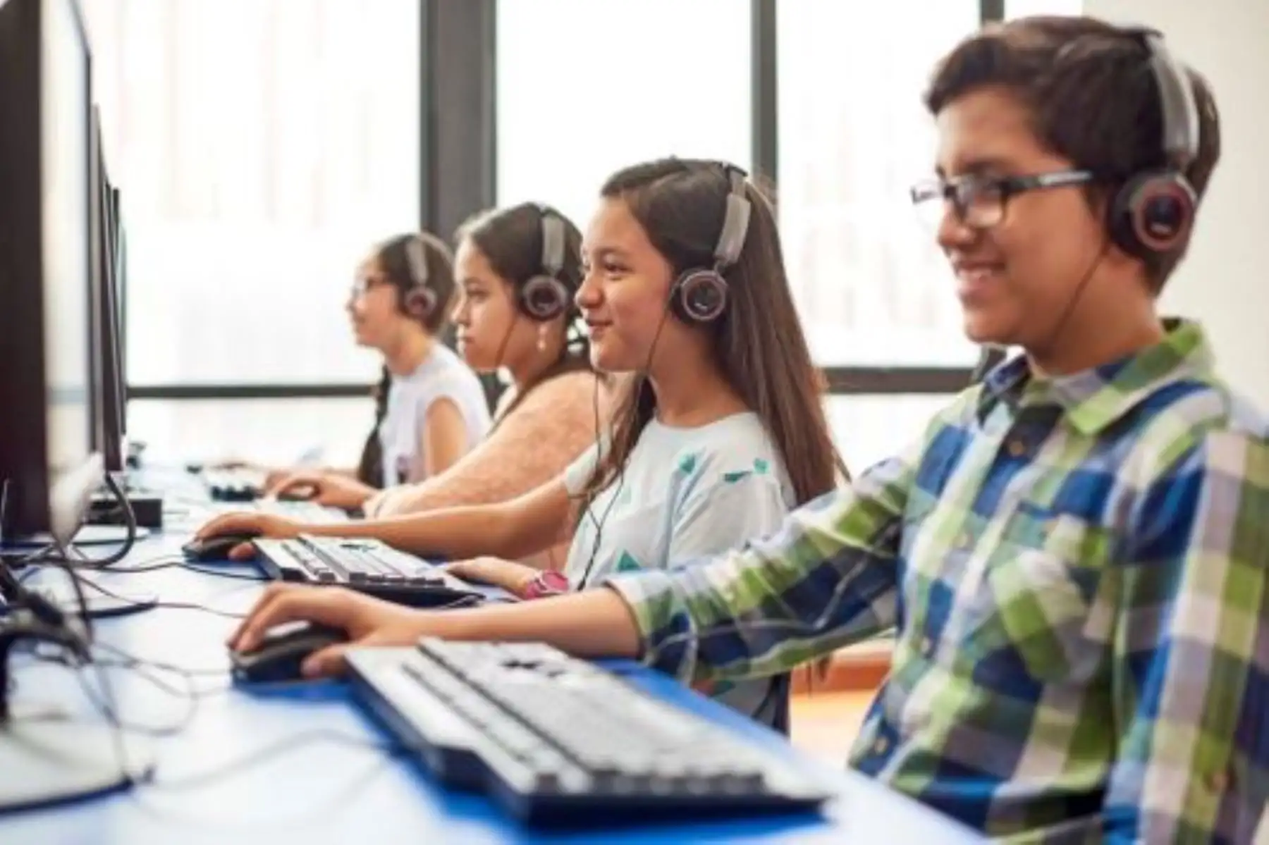 Ofrecerán cursos prácticos y programas de capacitación en IA para estudiantes peruanos