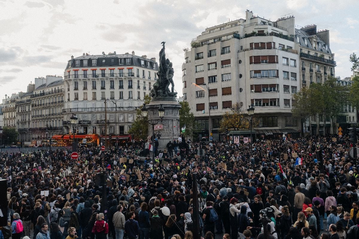 Riesgo de bonos franceses supera nivel clave tras protestas por costo de vida