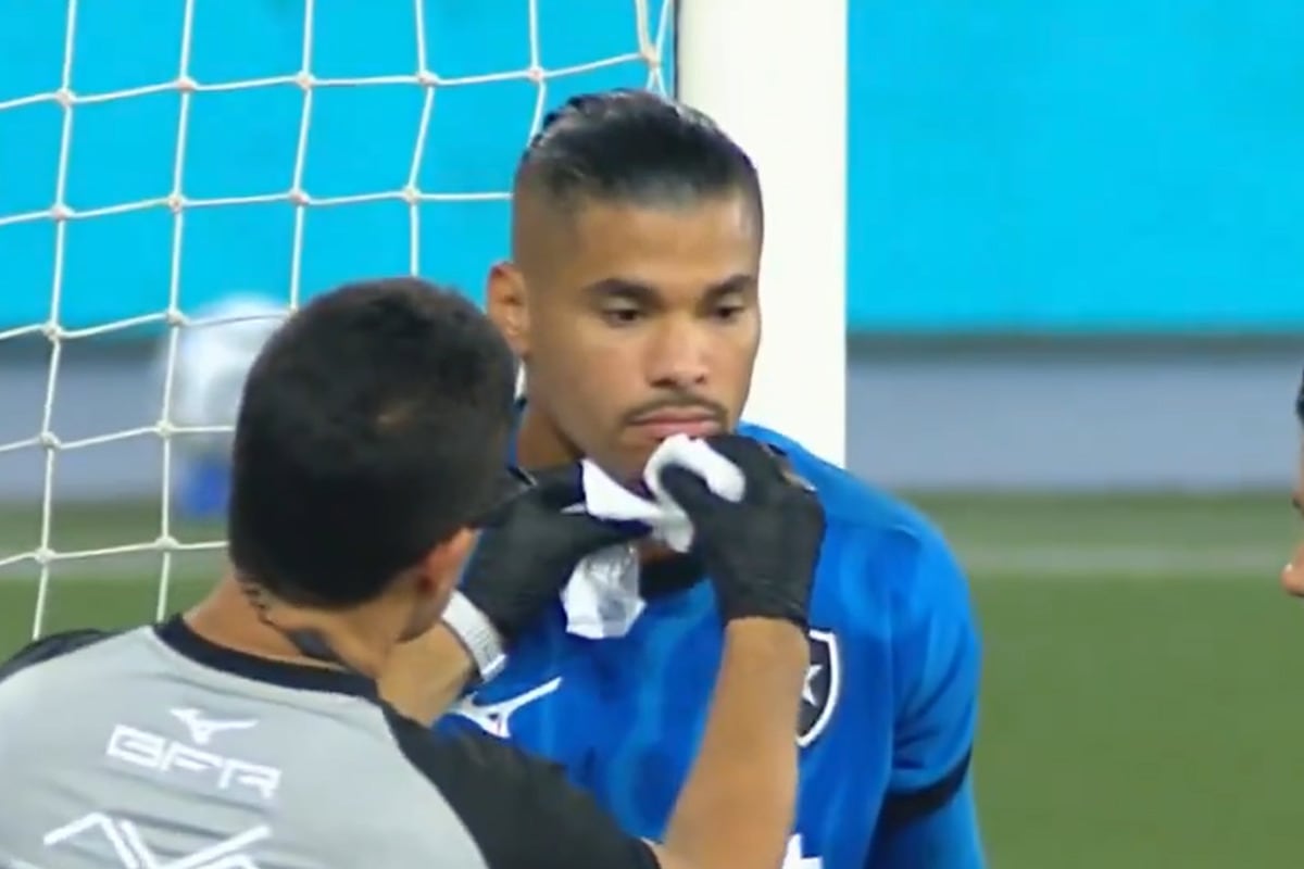 VIDEO: Warleson salió por una fuerte herida tras chocar con Hohberg