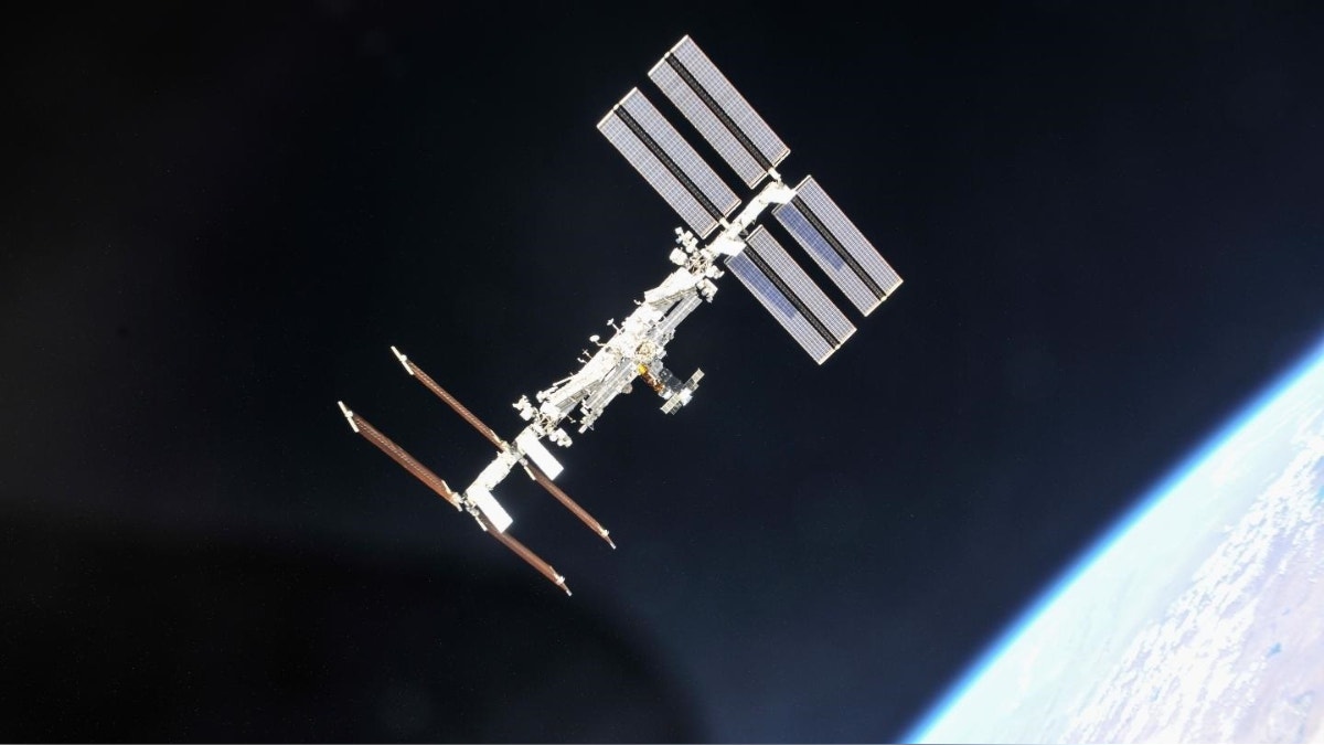 Dos astronautas inician una caminata espacial para instalar un panel solar en la EEI