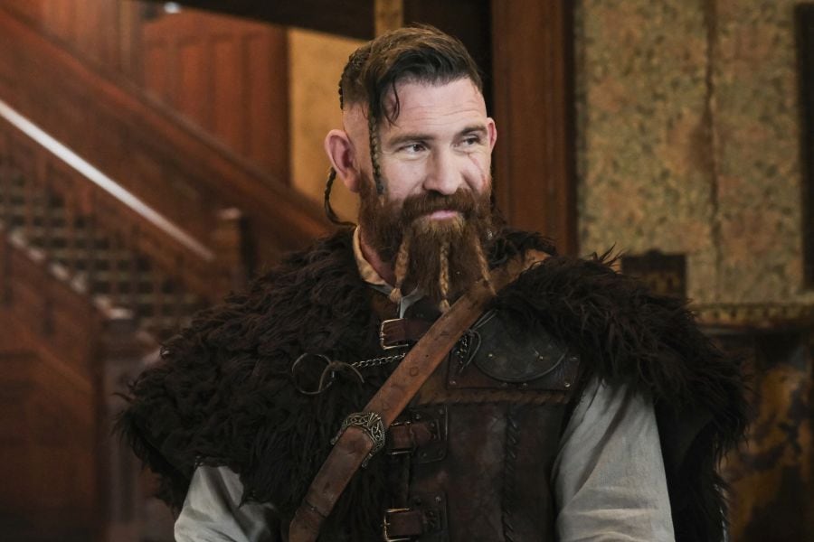 “Tal vez por mi apariencia no me llamaban mucho para hacer comedias”: Devan Chandler Long, el ‘Vikingo’ que brilla en “Ghosts”