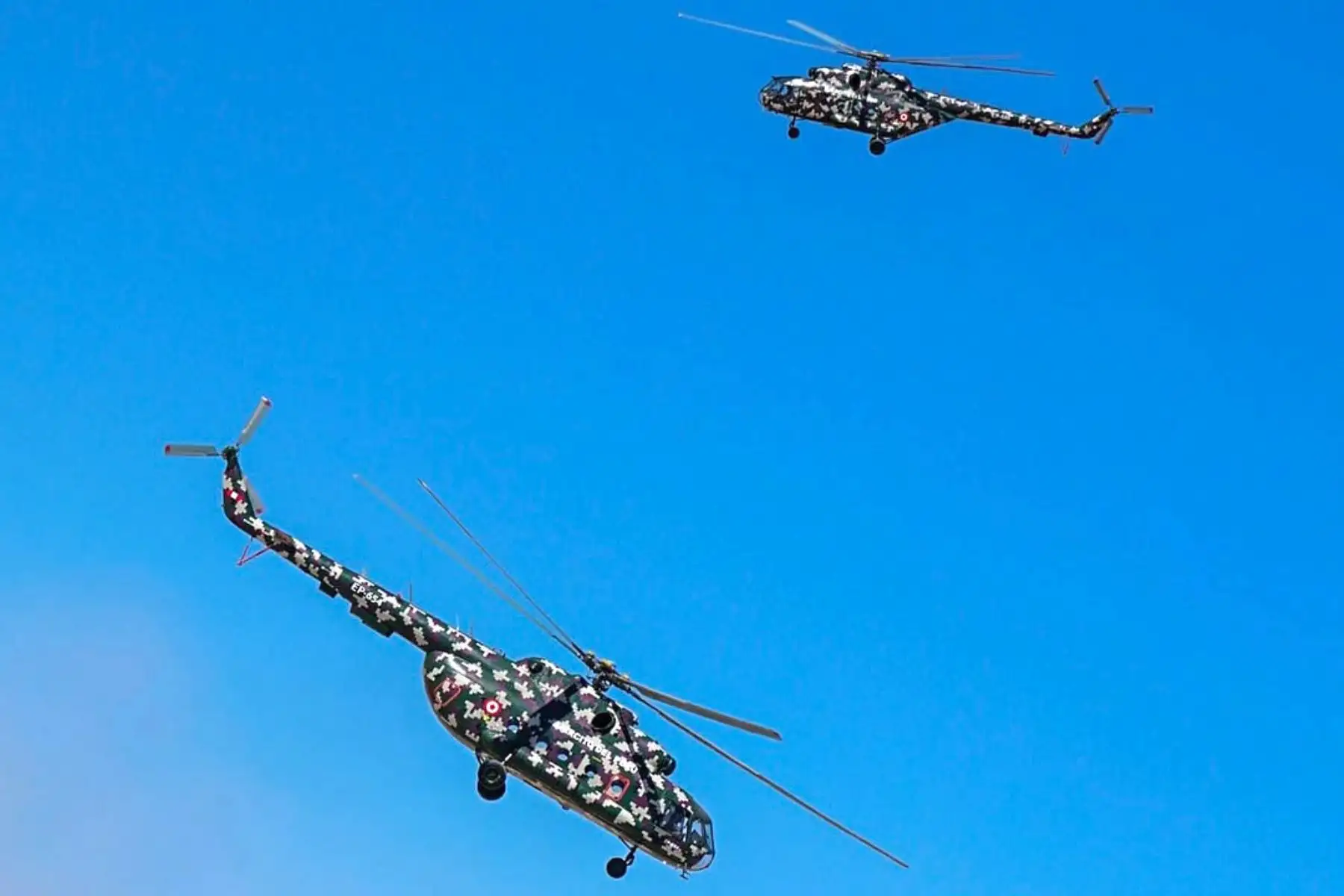 Ministro de Defensa supervisa en Arequipa helicópteros que apoyarán respuesta ante El Niño