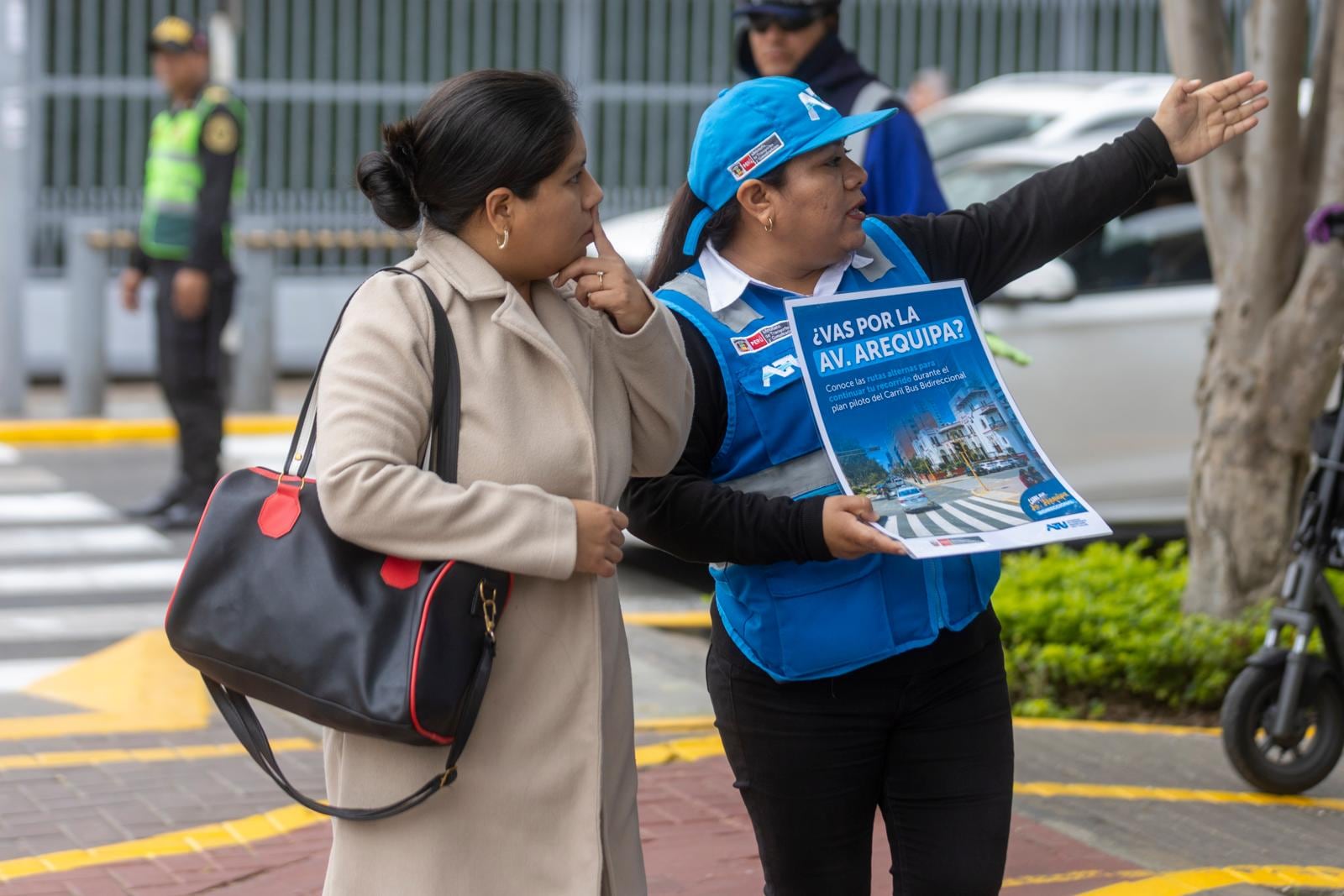 Carril bidireccional del Corredor Azul: pasajeros desorientados, colectiveros invadiendo Av. Arequipa y tráfico en vías alternas