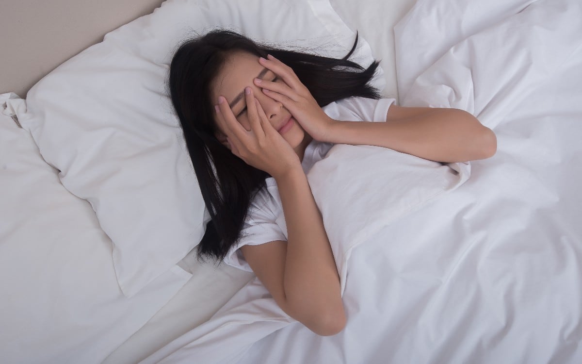 ¿Te despiertas a las 3 o 4 a. m. con ansiedad? La ciencia explica por qué tu mente empieza a preocuparse de madrugada