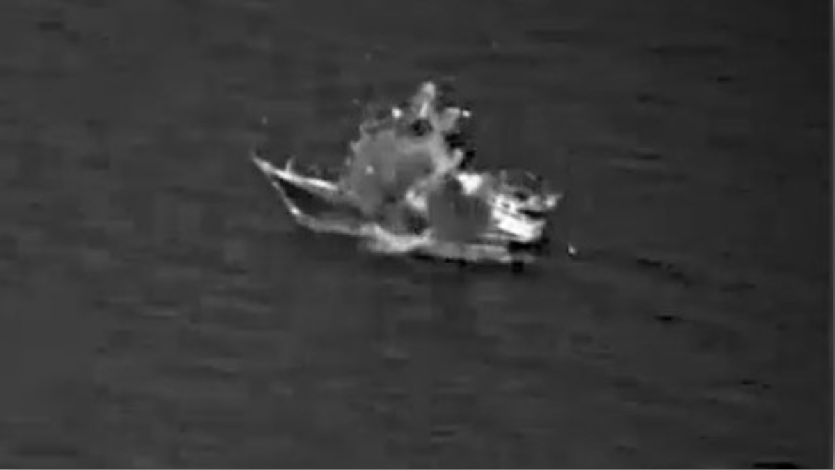 Estados Unidos divulgó un video de la destrucción de un barco vinculado a Irán en Omán